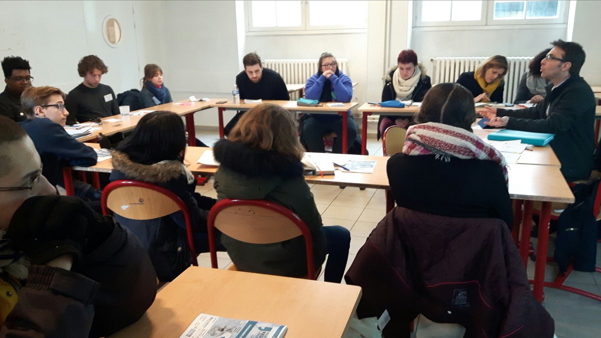 ClemiParis's tweet photo. Atelier "Utiliser les réseaux sociaux pour informer et communiquer" au #R2J2 animé par @ClemiParis et @clemiversailles avec @DAVLCParis et @CAVL_Versailles https://t.co/7XHvX13zPj