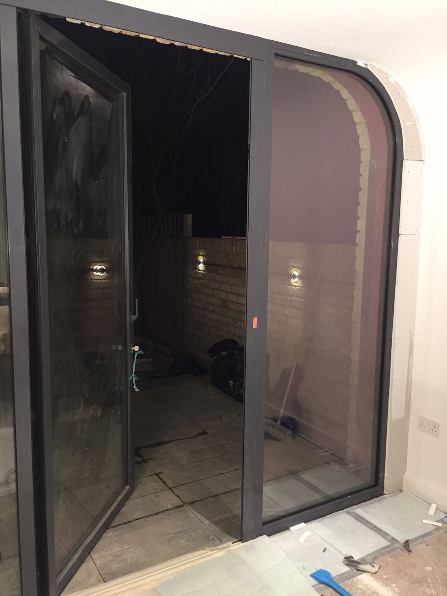 parkfarmdesign's tweet photo. Curved fixed window matching in perfectly with our #Sunflex #SF55 #Aluminium #BiFold #Doors https://t.co/lyz4UdTNce