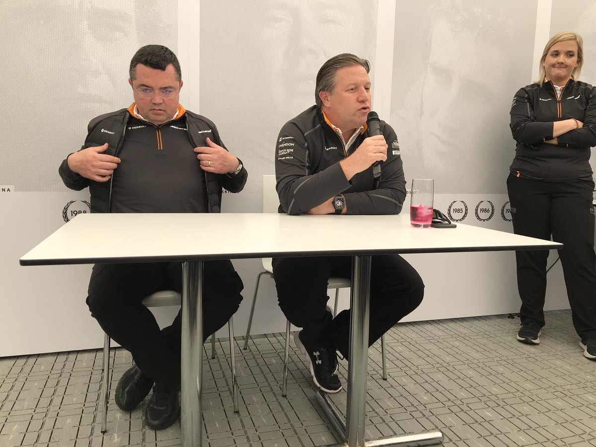 JoBossuyt's tweet photo. Press meeting grote bazen bij mclaren. Crisis? https://t.co/cWtkP8phVu
