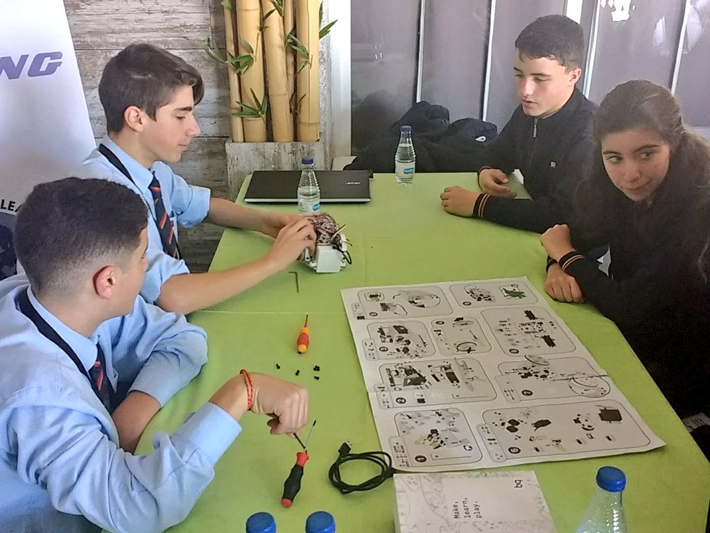 AlboradaColegio's tweet photo. Comienza la #Robotica con el #PrintBot de @BQEducacion 🤖
Hoy estamos aprendiendo muchísimo !! https://t.co/2B3BCV1nxN