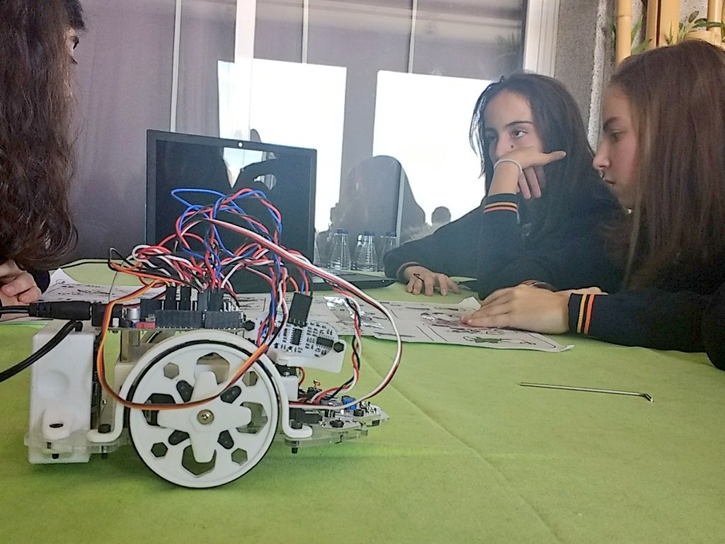 AlboradaColegio's tweet photo. Comienza la #Robotica con el #PrintBot de @BQEducacion 🤖
Hoy estamos aprendiendo muchísimo !! https://t.co/2B3BCV1nxN