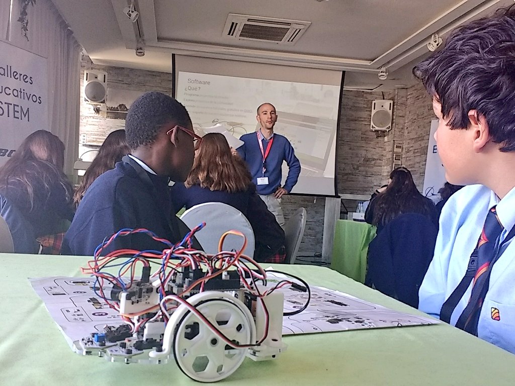 AlboradaColegio's tweet photo. Comienza la #Robotica con el #PrintBot de @BQEducacion 🤖
Hoy estamos aprendiendo muchísimo !! https://t.co/2B3BCV1nxN
