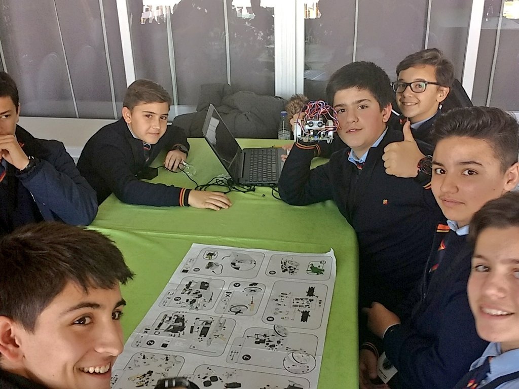 AlboradaColegio's tweet photo. Comienza la #Robotica con el #PrintBot de @BQEducacion 🤖
Hoy estamos aprendiendo muchísimo !! https://t.co/2B3BCV1nxN