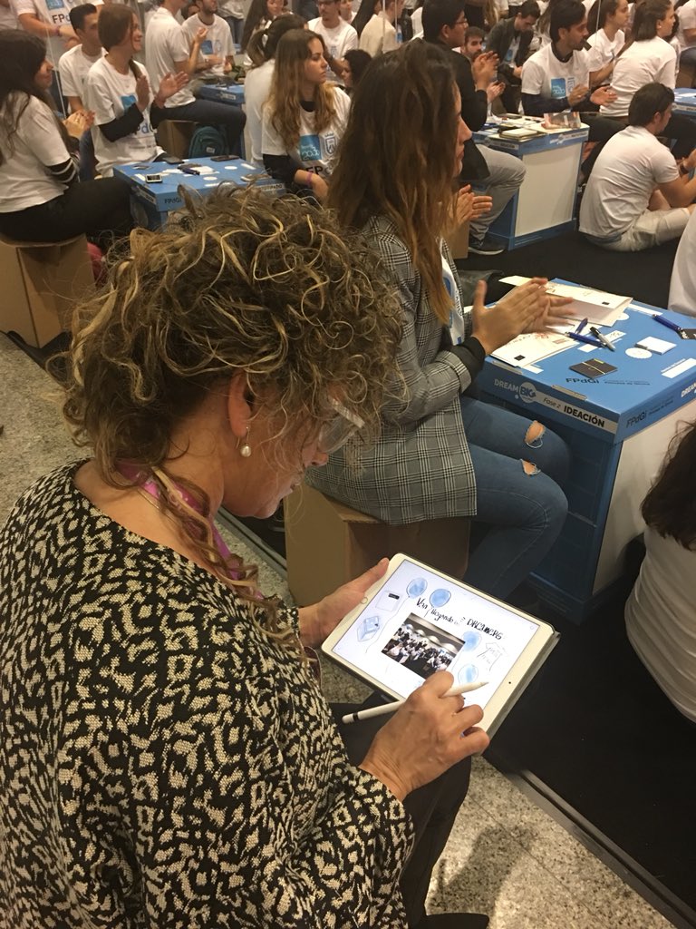 FPdGi's tweet photo. Fantásticos dibujos de @mariabatetr que hoy realiza la facilitación gráfica del reto del #tourfpdgi y del acto de proclamación del #Premis Empresa 2018 ✍🏻🔝 https://t.co/BoowMLKkcr