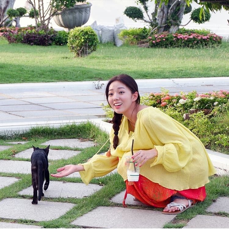 iconickdramas's tweet image. the yellow girl 😆