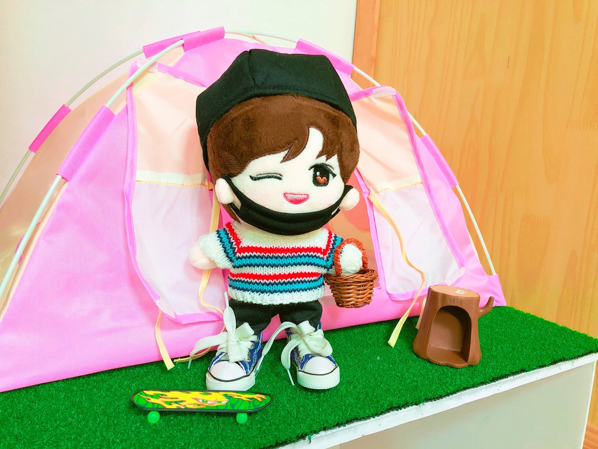 winkgom's tweet photo. @akapropsstore 생각보다 사이즈가 커서 놀랐지만 만들어준 집 사이즈에 맞아서 다행이에요ㅎ 아가집 위에 옥상으로 잔디깔고 텐트두니 예뻐요😘예쁘게 사용하겠습니다❤️ #훈찌 #인형텐트 #인형옥상집 https://t.co/JDDV6V2pAk