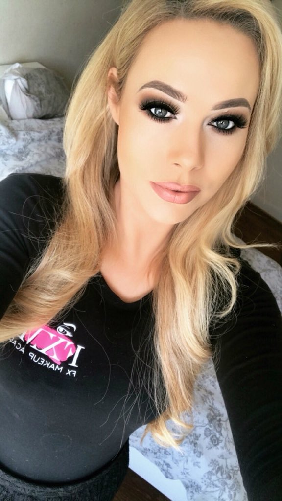 fxmakeupacademy's tweet photo. A little open eye shot of our new lash style ‘Emma’ .... link to our online shop in bio👐🏻 

#hudabeauty #wakeupandmakeup #InternationalWomensDay #learn #muaintraining #awardwinning https://t.co/nd3sUEMICF