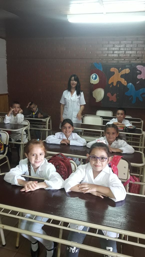 CGEMisiones's tweet photo. Feliz Primer Día #Esc714 #Garuhapé recibimos el ciclo con un nuevo alumnito que vino desde Suiza con su familia @misioneseduca @maidanamis https://t.co/kVh0B0rRcR