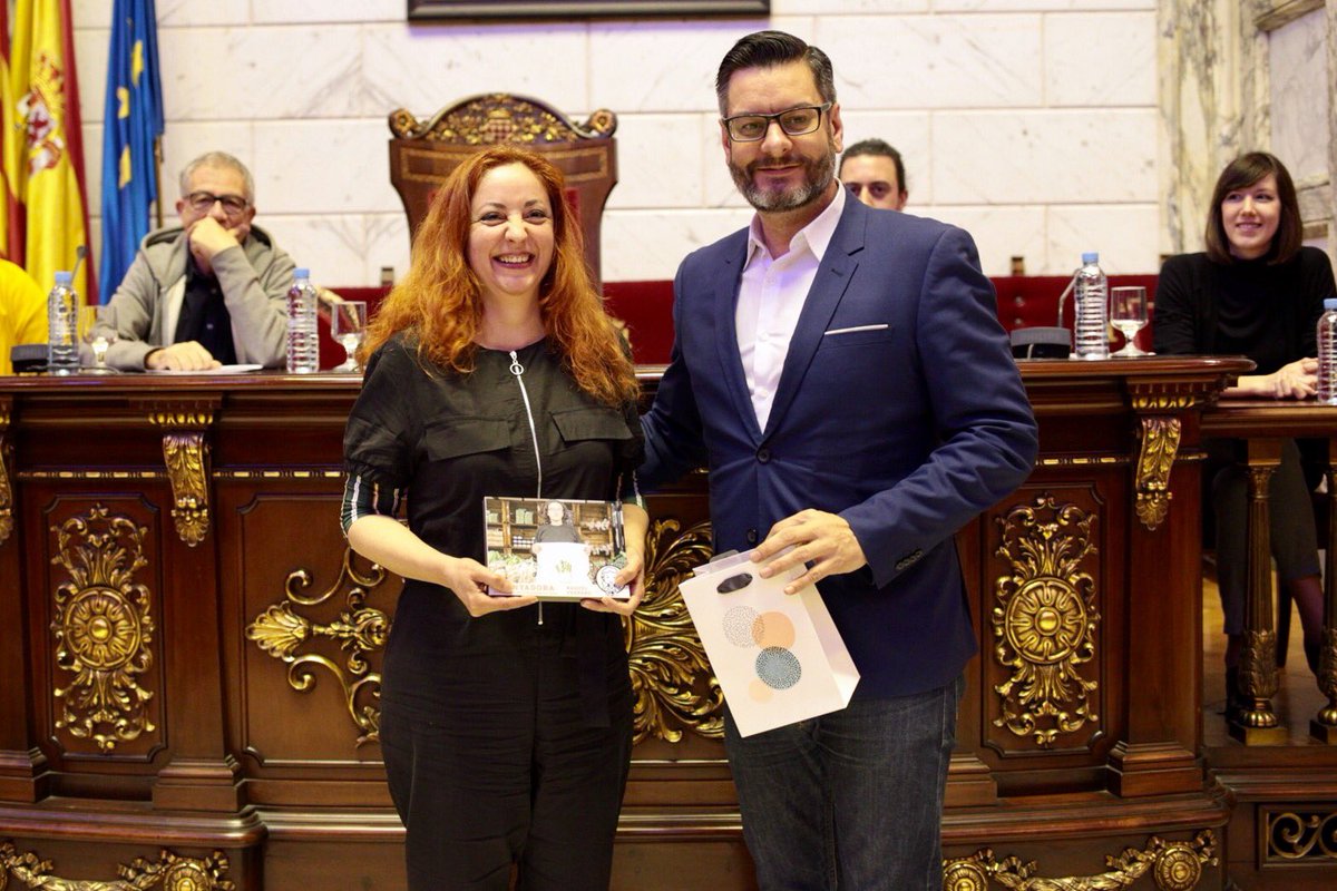 ClickAlMercat's tweet photo. I felicitats a la guanyadora del concurs de reportatge #clickalmercat 2018: RAQUEL FERRERO FERNÁNDEZ!! Amb el seu treball on presenta els productes del mercat com a peces admirables.
#finalistesclickalmercat #guanyadorsclickalmercat https://t.co/IghN30pKcQ