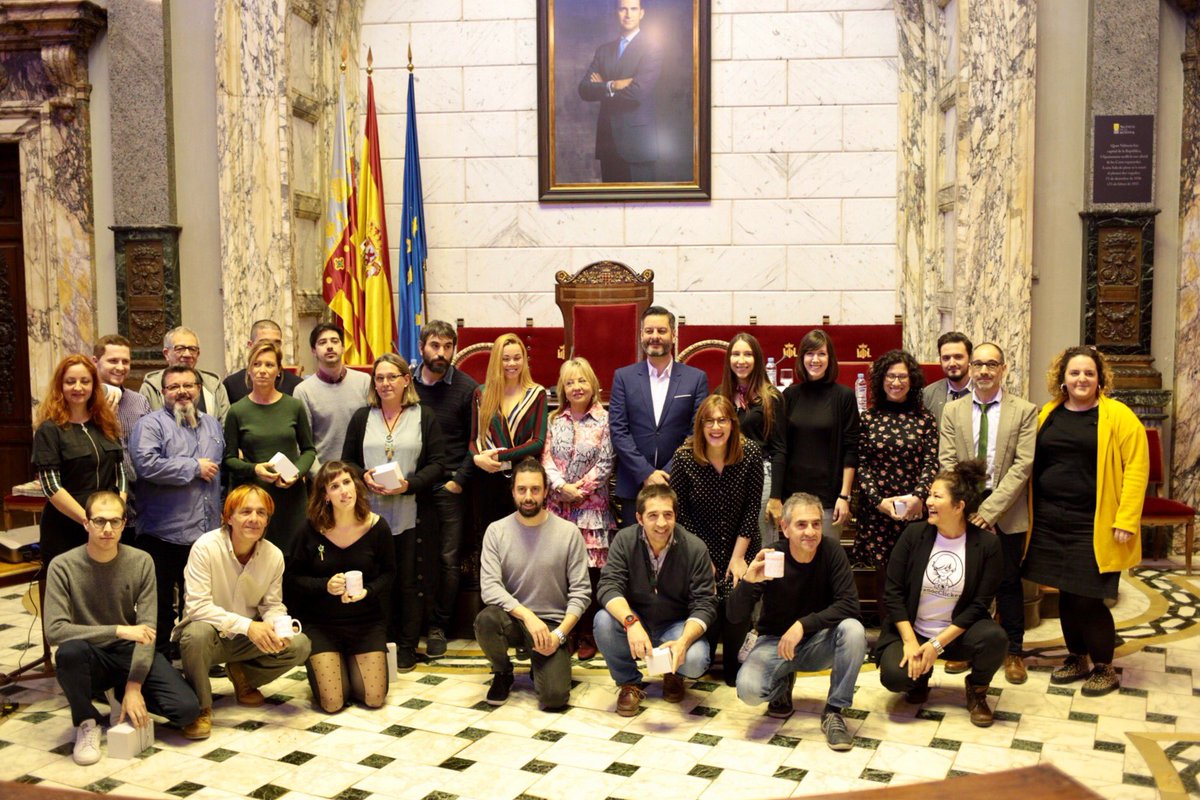 ClickAlMercat's tweet photo. I felicitats a la guanyadora del concurs de reportatge #clickalmercat 2018: RAQUEL FERRERO FERNÁNDEZ!! Amb el seu treball on presenta els productes del mercat com a peces admirables.
#finalistesclickalmercat #guanyadorsclickalmercat https://t.co/IghN30pKcQ