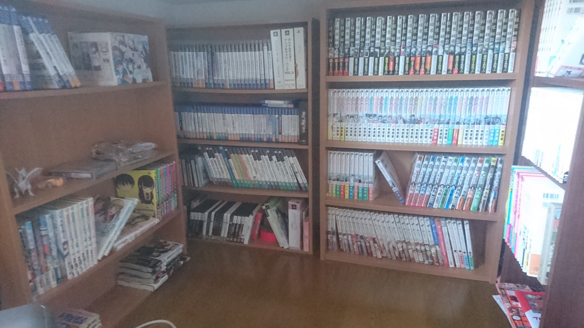 落とし神 ソフトのパッケージは本棚 使わなくなったハードとか限定版の箱とかは別の収納に押し込んでる 俺のゲームソフト収納術 T Co Catfjdxiju Twitter