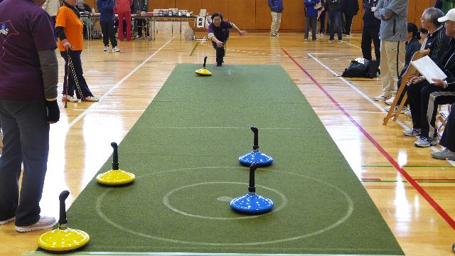カーリングっぽいスポーツ「ユニカール」をやってきました。ボクたちは初心者過ぎて戦略もクソもなかったですが、1週間くらい練習したらメチャクチャ面白くなりそうなスポーツでした。
祝・銅メダル! カーリングっぽいスポーツ「ユニカール」をやってきた https://t.co/zIHiusfKPs #カーリング 