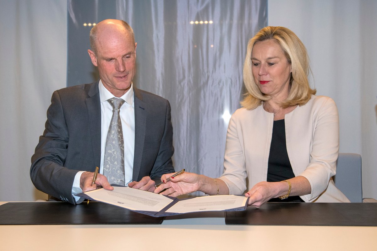 The handover at the Dutch Ministry of Foreign Affairs between minister <a href="/SigridKaag/">Sigrid Kaag</a> and <a href="/ministerBlok/">Stef Blok</a> has just taken place. We warmly welcome our new minister!