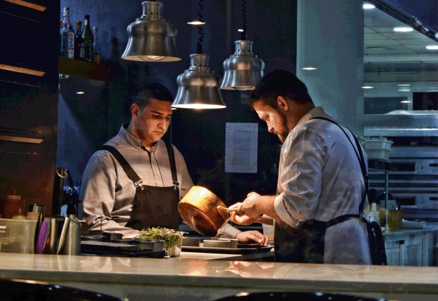 En ocasiones resulta complicado clasificar el estilo de un cocinero/a, pero la realidad de <a href="/Romechef/">Gregory Rome</a> lo sitúa en un espacio libre de prejuicios, estilos y tendencias.
@jorgeguitian nos relata su última visita a <a href="/BrelRestaurante/">Restaurante Brel</a>
gastronostrum.com/la-inclasifica…