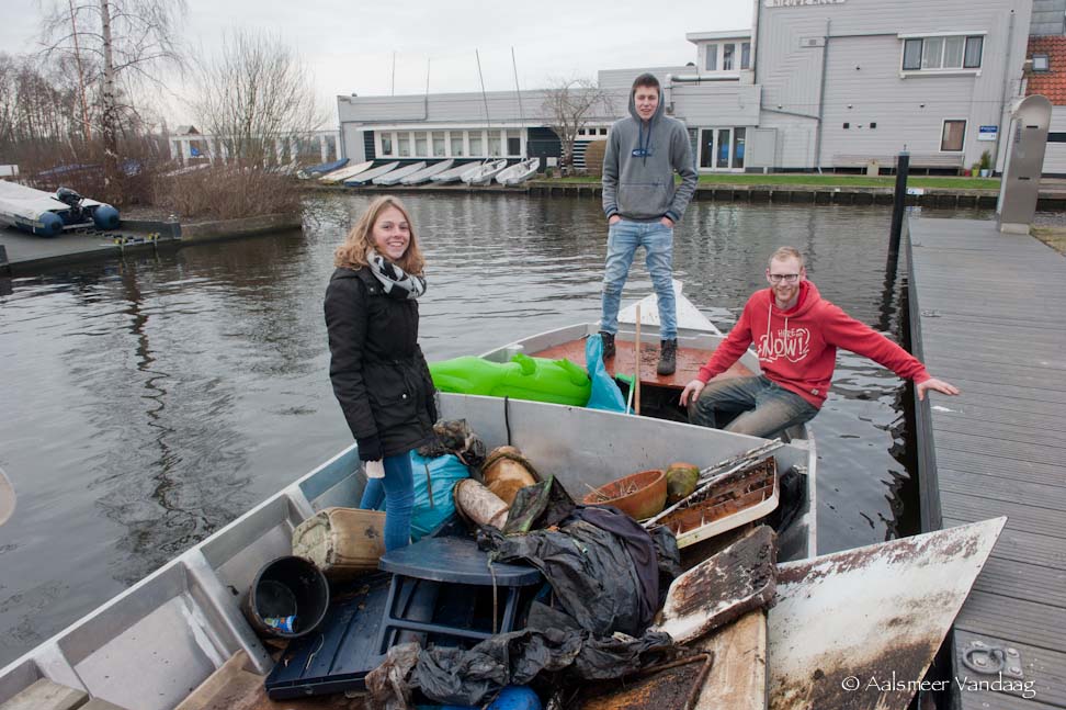 IJs hindert schoonmakers. Poelschoonmaak <a href="/NLDOET/">NLdoet</a> met twee weken uitgesteld #Pramenrace #westeinder bit.ly/2tmW9F3