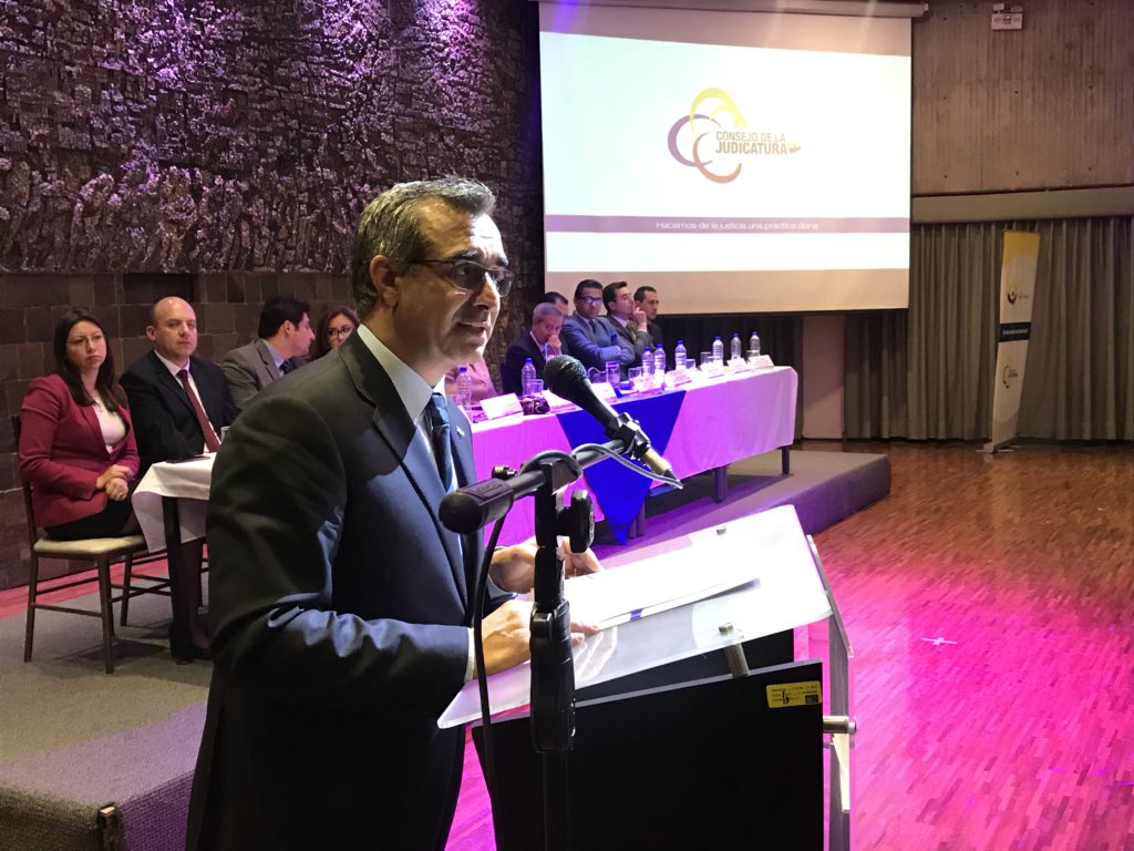 CJudicaturaEc's tweet photo. “La justicia no es ausencia de malas prácticas, sino presencia de valores. Esta es la gran misión que en poco tiempo ustedes deberán desarrollar: garantizar los derechos de la ciudadanía en cualquier rincón del país”, señala #GustavoJalkh durante el #IXAniversarioEscuelaJudicial https://t.co/WRtcQGBMgR