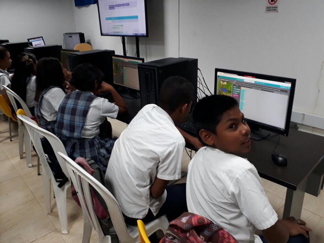Municipio de Urumita, Guajira Institución educativa Inmaculada Liñan, con su docente de informática en la #HoraDelCódigo Colombia 2018 🖥