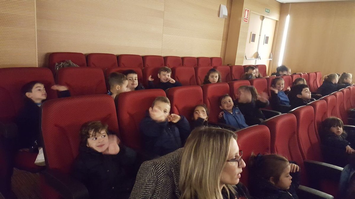 FMAutrera's tweet photo. La etapa de Infantil ha disfrutado de la obra de teatro "Three little pigs" y de la visita a nuestra grandiosa  Plaza de España junto a familiares y docentes. https://t.co/NcZBWF9Lwj