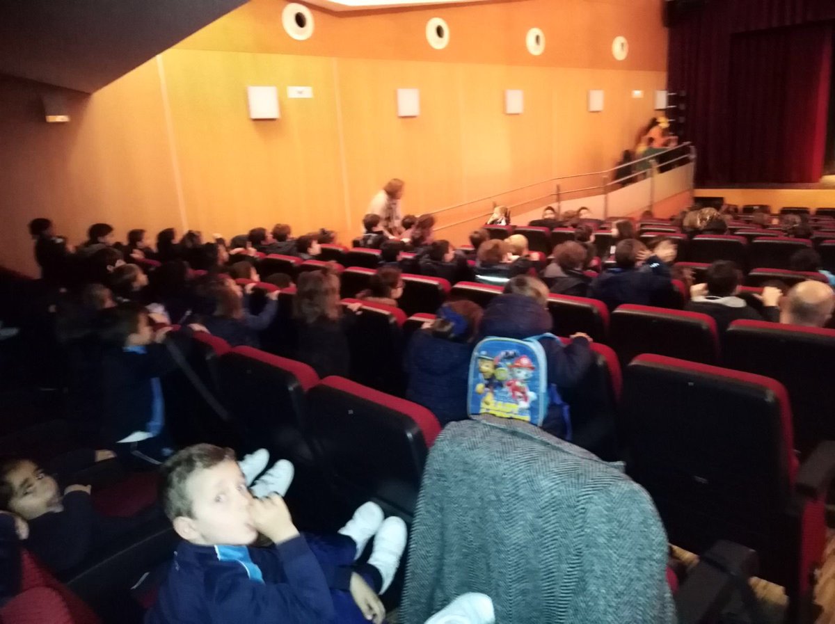 FMAutrera's tweet photo. La etapa de Infantil ha disfrutado de la obra de teatro "Three little pigs" y de la visita a nuestra grandiosa  Plaza de España junto a familiares y docentes. https://t.co/NcZBWF9Lwj
