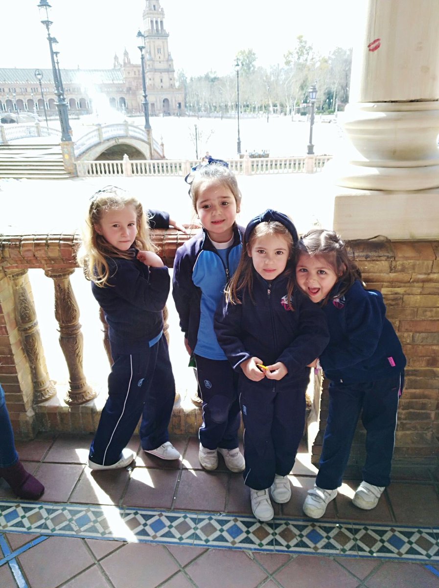 FMAutrera's tweet photo. La etapa de Infantil ha disfrutado de la obra de teatro "Three little pigs" y de la visita a nuestra grandiosa  Plaza de España junto a familiares y docentes. https://t.co/NcZBWF9Lwj