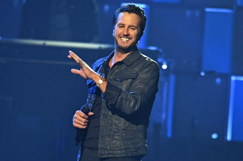 froggy1013's tweet photo. Watch @LukeBryanOnline perform #HookedOnIt on @LateNightSeth! https://t.co/YM9RQqlaXu https://t.co/l7H1WDCRvx