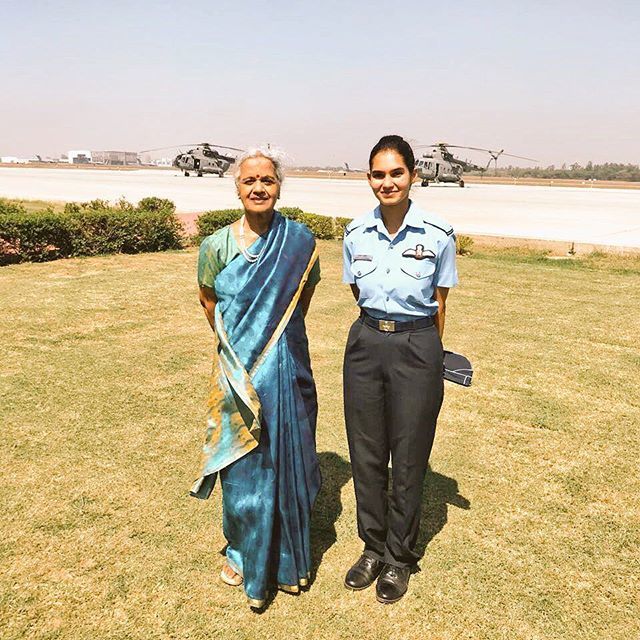 SSBCrack's tweet photo. Lovely picture! The seniormost woman officer to have served in the Indian Air Force, Air Marshal Padma Bandopadhyay (Retd.) with the IAF’s 1st woman fighter pilot Flt Lt Avani Chaturvedi. #WomensDay #indianairforce ⚔️🇮🇳❤️ https://t.co/P3OKH31oRy https://t.co/0OwQRc2uuI