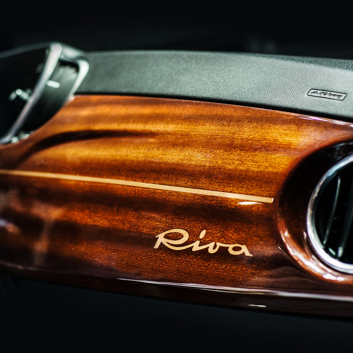 AbarthSchweiz's tweet image. Elegance is the perfect combination of components. The details that make the Abarth 695 Rivale the ultimate, classy, performance car, stand out under the Geneva spotlight. 

#Abarth695Rivale #GimsSwiss