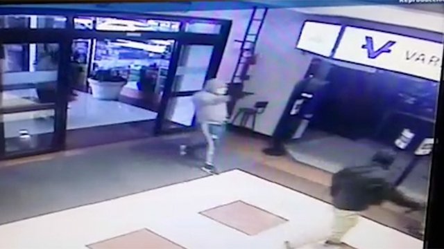 Subrayado's tweet photo. VIDEO: Así fue el violento asalto al cambio Varlix, dentro de Montevideo Shopping. Robaron 2 millones de pesos.

https://t.co/iZgl0YZeJ2 https://t.co/mV0d7Vkl2G