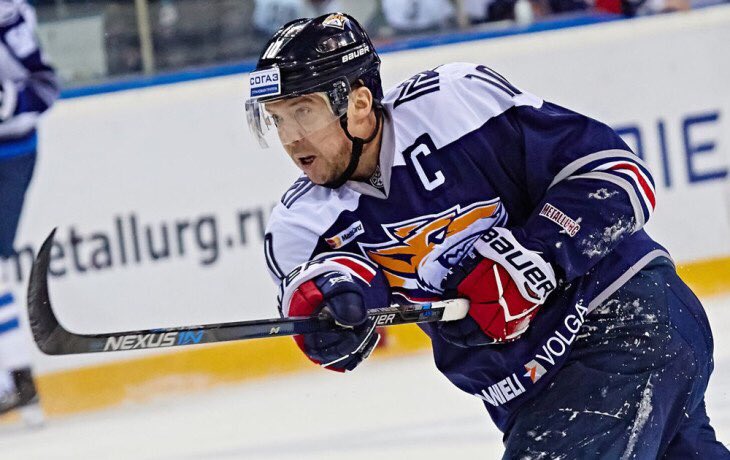 slysh_hockey's tweet photo. Мозякин — первый в истории отечественного хоккея, забросивший 500 шайб!

Нападающий магнитогорского «Металлурга» Сергей Мозякин в третьем матче серии 1/4 финала Восточной конференции против «Автомобилиста» забросил свою 500-ю шайбу в чемпионатах страны.

Поздравляем, Легенда #10 https://t.co/nBdp5QkNqY