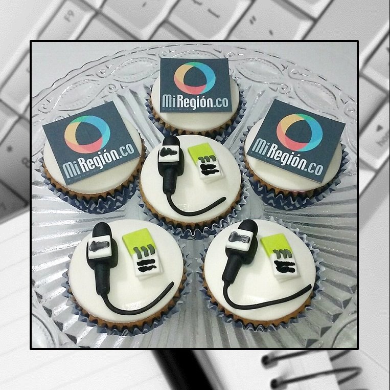 marcupcakes_7's tweet photo. Se acerca el dia de la mujer... Y Mar cupcakes tiene lo que quieres...  #love ❤️ #woman 🌺 #marcupcakes 🎂
No tener una idea y poder expresarla: eso hace al periodista... #journalist 🧐 #cupcakes 🍰 https://t.co/vze4Kpxv3o