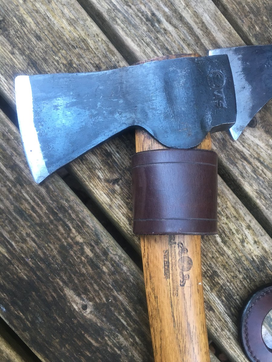Basha1972's tweet photo. Whilst in Cornwall last week I picked up my new bits of leather-craft from @Tommyjm9 go check out his online store, excellent workmanship PilgrimLeathercraft https://t.co/z4dqRrpYeK #Axefrog #burninglense #leather #realskills https://t.co/p3eK0KvSqk