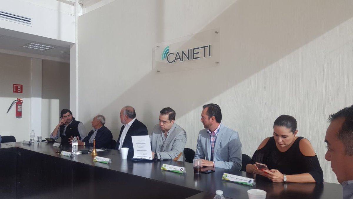 GrupoGel's tweet photo. En Sesión Ordinaria del @GrupoGel tatando temas de @simas_torreon  con el C.P. Juan José Gómez Hernández #muchoporhacer #simastorreon https://t.co/eSNQhdKGNn