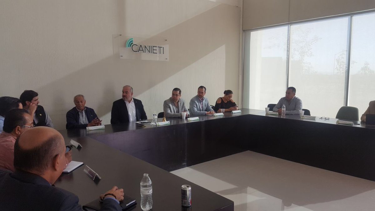 GrupoGel's tweet photo. En Sesión Ordinaria del @GrupoGel tatando temas de @simas_torreon  con el C.P. Juan José Gómez Hernández #muchoporhacer #simastorreon https://t.co/eSNQhdKGNn