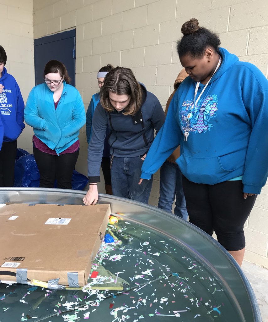 JenJsheffield's tweet photo. More prototypes are being tested and the competition is intense! Best performance so far is 101.6 grams in 2 minutes...can 4th period top the record?? @FSExploratorium @FSMSMrStaggs https://t.co/seg8wLBZY4
