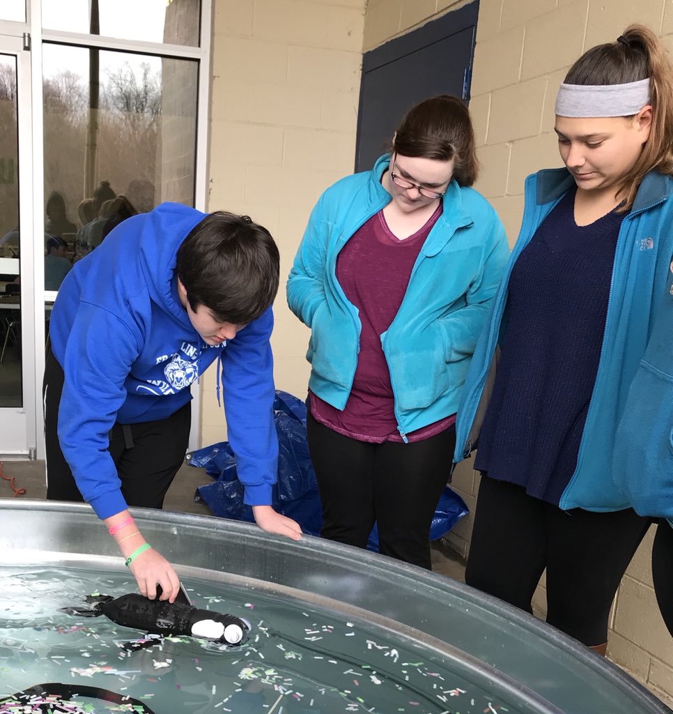 JenJsheffield's tweet photo. More prototypes are being tested and the competition is intense! Best performance so far is 101.6 grams in 2 minutes...can 4th period top the record?? @FSExploratorium @FSMSMrStaggs https://t.co/seg8wLBZY4