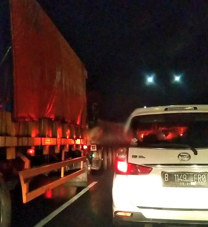 TMCPoldaMetro's tweet photo. 20:00 Imbas penanganan kecelakaan Truk di KM 38, Tol Bekasi Timur arah ke Cikampek lalin padat. @M_Syafruddin https://t.co/pPaL6h6nVk