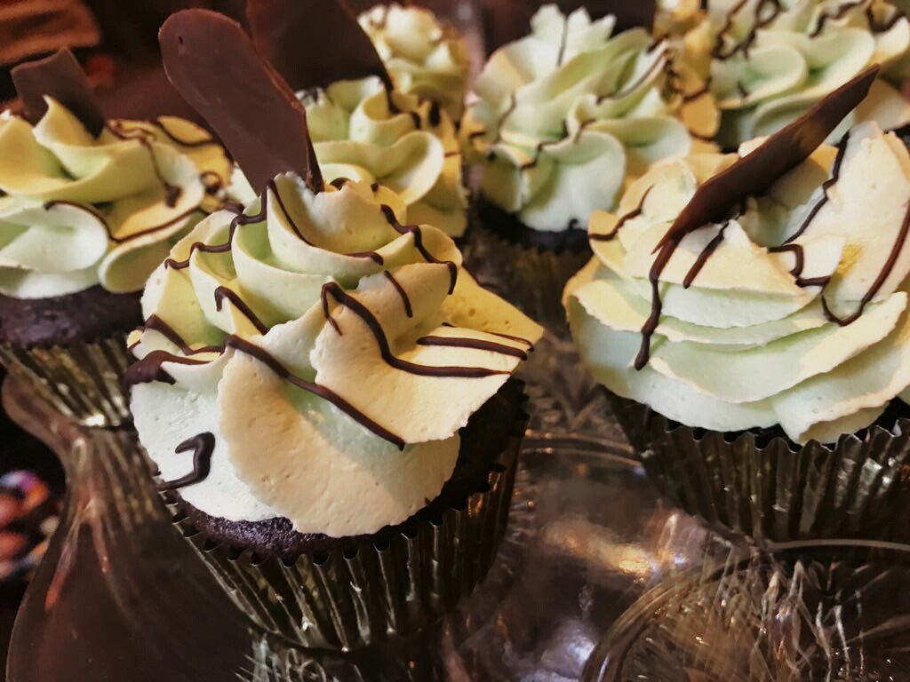 thatsweetbite1's tweet photo. Annd I'm back with these delicious Mint chocolate chip cupcakes! 🍰🍴 #chocolate #desserts #CupCakes https://t.co/jzC1Z3UybN
