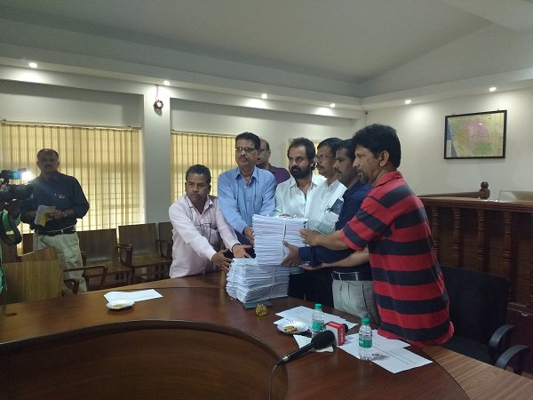 DMangaluru's tweet photo. Meeting with Political Parties &amp; Press Media - Distribution of Final Electoral Roll-2018 to Political Parties https://t.co/LPB8Bki5tx
