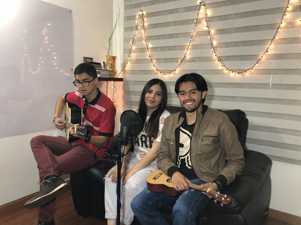 the_compact_'s tweet photo. https://t.co/FfcWhULmZZ
Así es! la sorpresa que tanto habian esperado por fin llega a The Compact nuestra dulce y hermosa cantante Jenny Ruge nos acompaña, en nuestra semana acústico con un medley de Nada personal y nuestra canción tras empate en las votaciones.
De nuevo gracias! https://t.co/obLp2sXUJL