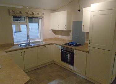 RichSigsworth's tweet photo. Available now, immediate delivery! One bed BS3632 lodge (40’x 20’) vaulted ceilings. Get ready for spring 2018 rentals. Ideal for couples &amp; short breaks. Slipper bath in bedroom, twin shower, fitted kitchen, inc. appliances. All furniture supplied ready for the rental market. https://t.co/HvcwL4Q5nP