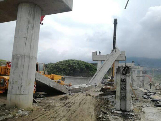 JERobledo's tweet photo. Me acaba de llegar.
¿Qué dicen las autoridades?
@MinTransporteCo

Este es el puente llegando a La Dorada, en El Purnio, es uno de los dos puentes que están "construyendo" y se acaba de caer.
Y lo tiene calladito. https://t.co/YUhKq9RjdJ