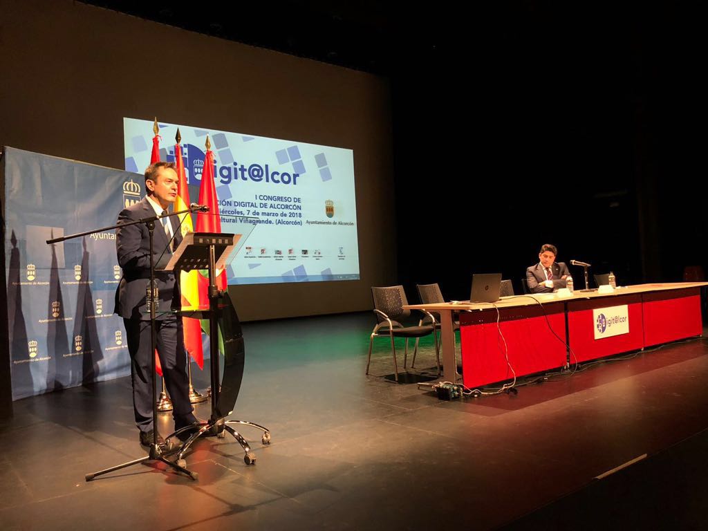 redpuntoes's tweet photo. Nuestro director general @JoseMLeceta clausura en este momento #Digitalcor en #Alcorcón, junto con el #alcalde de esta ciudad @davidperez. Habla de #CiudadesInteligentes y de la estrategia digital de nuestro país #TransformaciónDigital #Tecnología #TIC https://t.co/kGpA5AV38y