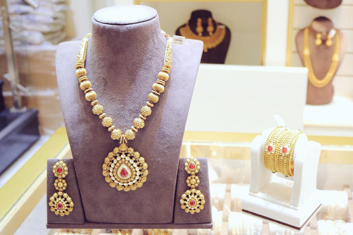SyedaMahamRiaz's tweet photo. @PNGJewellers_ME have a great range of #gold #silver #Diamond #jewlery #antiquedesigns #turkishdesigns #delicatejewellry
Everything is beautiful and handmade @DubaiBloggerRT @visitdubai @iRTBloggers @Dubaibloggers #شال_وعقال https://t.co/P9xMNcTYWk