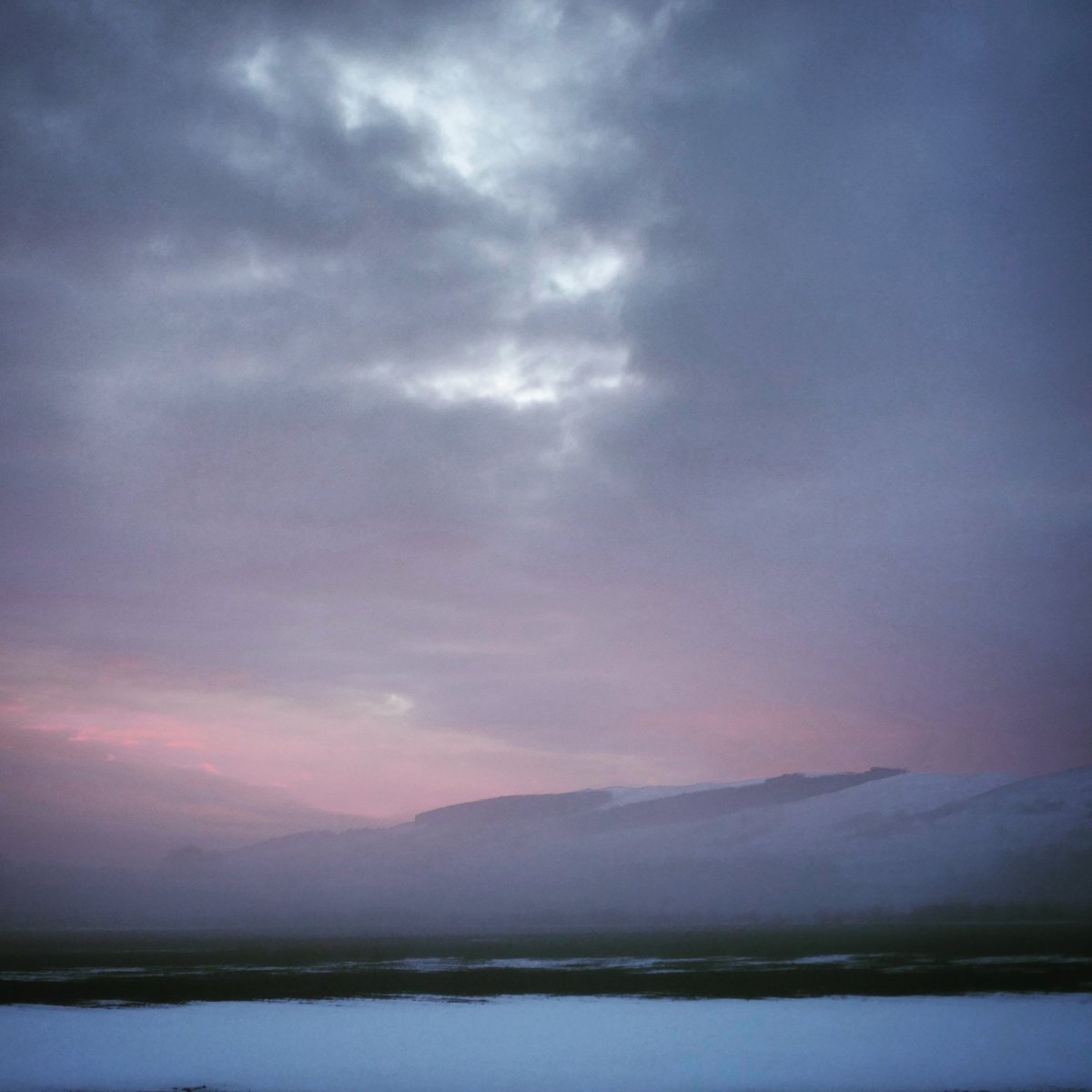 sclaff18's tweet photo. #sunrise over #Sidlaws
#springnotwinter #skyporn #morning #dawn #landscape #Scotland #Perthshire nr #Collace @WindyWilson88 @LumixUK #Photography https://t.co/LWRIVt0uEQ