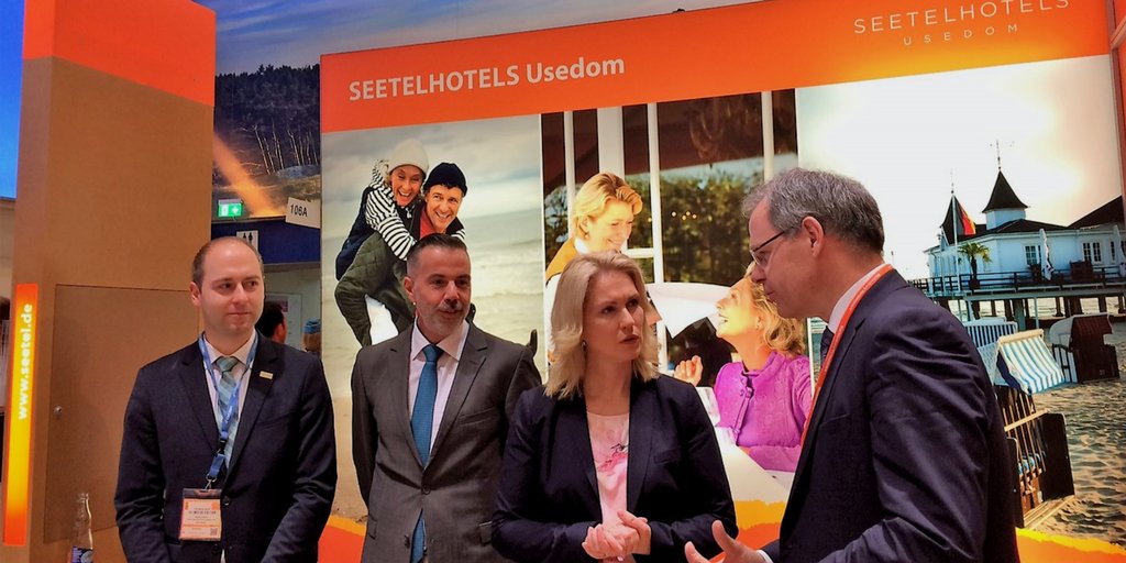 Die #ITB2018 hat begonnen! Direkt zum Auftakt der weltweit wichtigsten Tourismus-Messe hatten wir Besuch von ganz oben - Manuela Schwesig. An unserem Stand informierte sich die Ministerpräsidentin von M-V u.a. über den Umbau unseres Familienhotel Waldof zum Kinderhotel.