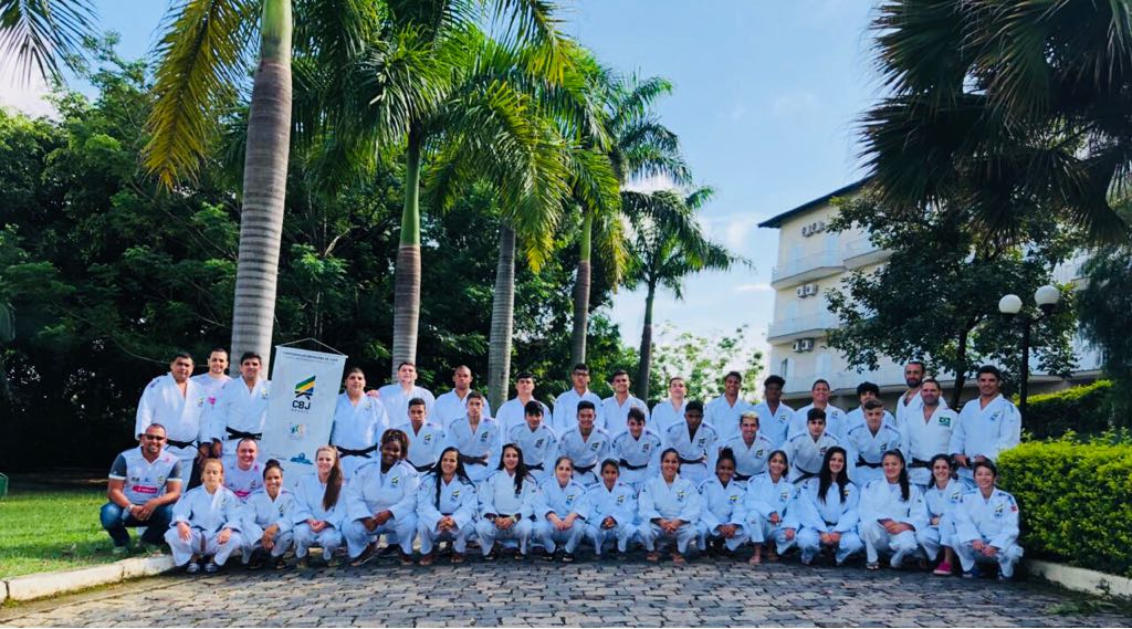 JudoCBJ's tweet photo. Seleção brasileira Sub 18 embarca hoje para a Croácia, onde disputará a Copa Europeia Juvenil de Zagreb neste final de semana! Sucesso aos nossos jovens judocas! #BaseForteCBJ #PreparandoParaVencer #Renovação https://t.co/bEymF1o1hF