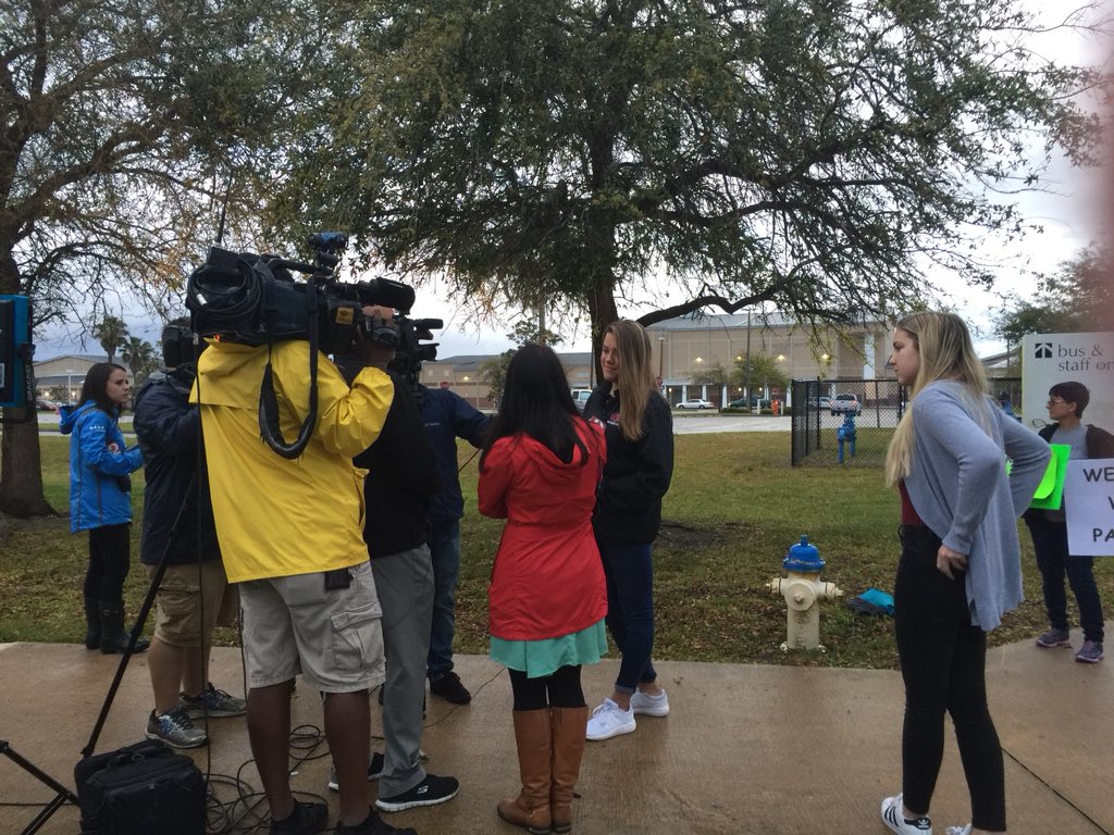 KarenMChenoweth's tweet photo. So proud of @cudasga and @CudasForChange for their work putting together a demonstration recognizing all victims of school violence, holding an 18 min memorial service for the Parkland victims and our student, Ernesto, and talking to the media. #studentvoice @NSBHSBarracudas https://t.co/PbhgImC6uy