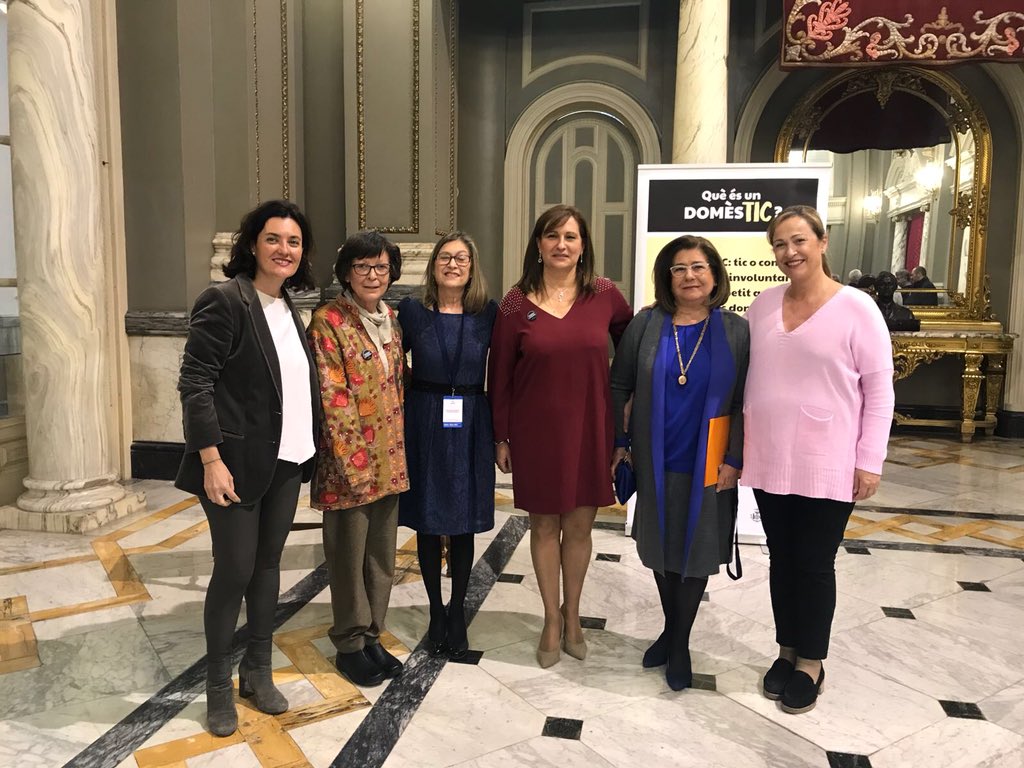 popularesVLC's tweet photo. .@bernalsanchis @beatrizsimonvlc y Ma.Jesú Puchalt en el acto de reconocimiento a les “Dones de la Festa” 
#Falles2018 https://t.co/IPIrTr3lxF