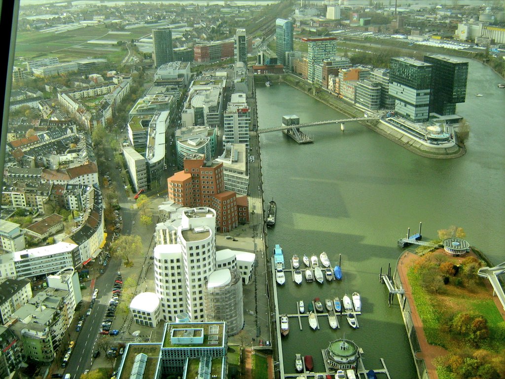 City panorama
#Dusseldorf #Rhinetower #Mediaharbour #Medienhafen #Rheinturm #yachts #architecture