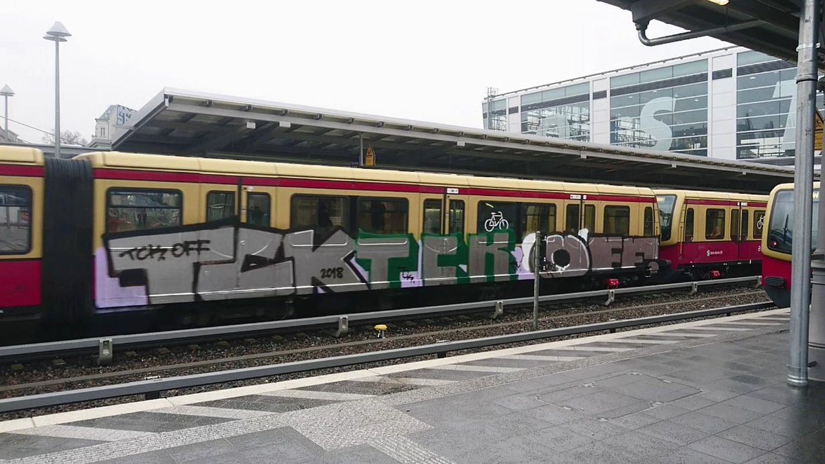 TrainsBB's tweet photo. TCK &amp; OFF
#aktuell auf der #LinieS5 in #Berlin unterwegs #berlingraffiti #trainwring #sbahnberlin #trainbombing #streetart #train #sbahn #sbahnberlin #urbanart #streetart #trainwriting #graffiti #zugliebe #artwork #painting #stadtbahn #tck #off #46 #46ers https://t.co/NiFthUqD21